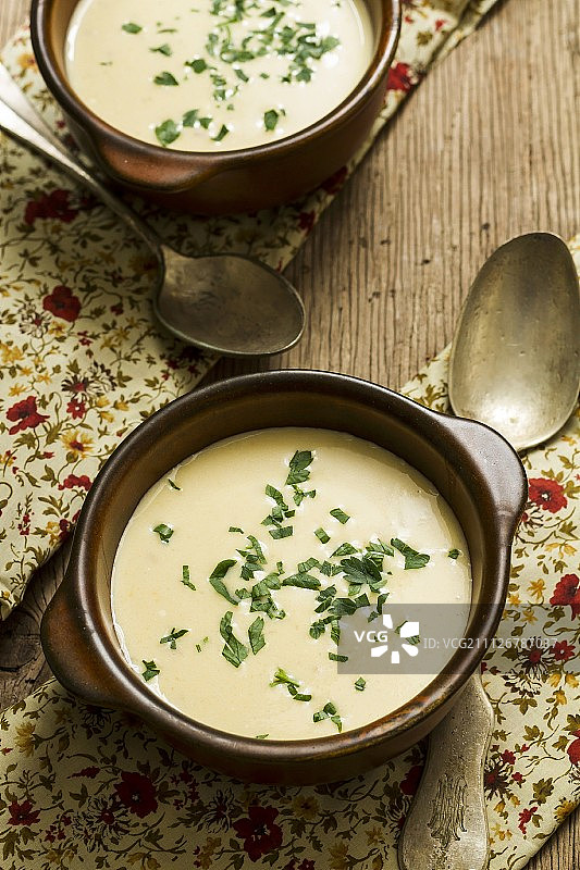 奶油土豆汤与欧芹图片素材