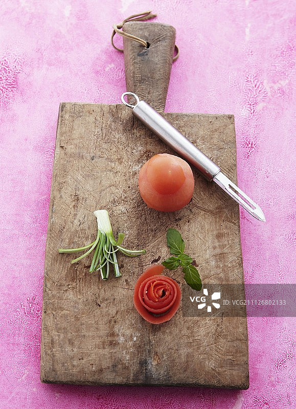 自制蔬菜花，薄荷叶和西红柿放在木砧板上图片素材