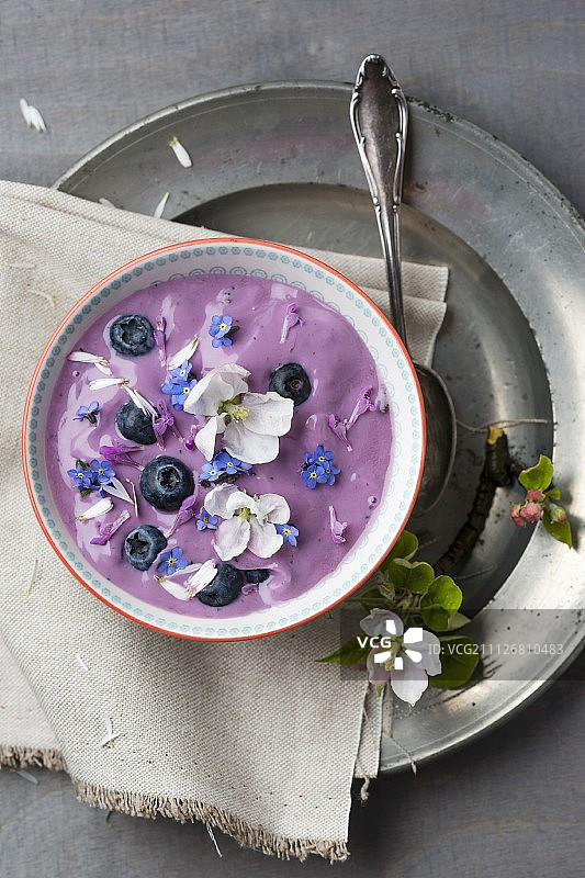 蓝莓酸奶配蓝莓和可食用的花图片素材