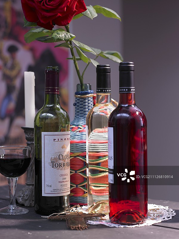 西班牙葡萄酒和一杯红酒图片素材