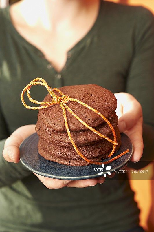 用绳子绑着的巧克力饼干图片素材