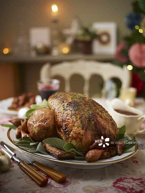 圣诞烤火鸡配葱和鼠尾草图片素材
