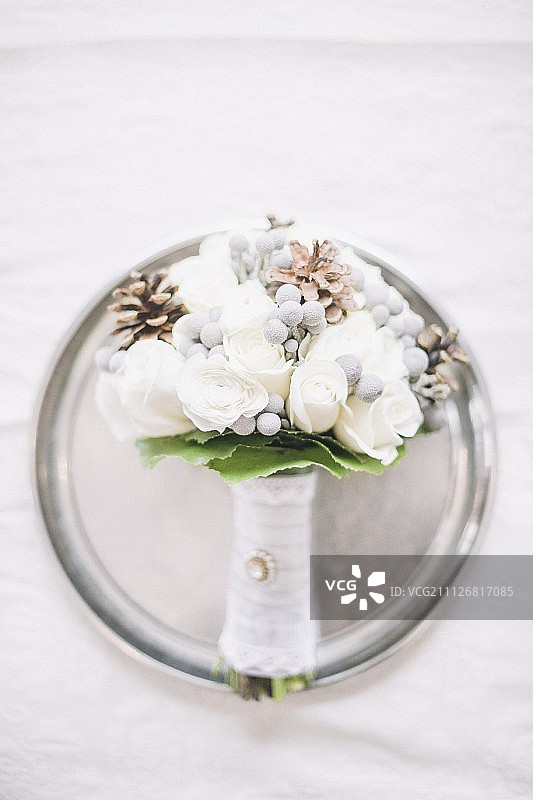 银盘子上的新娘花束图片素材