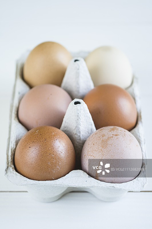 各种棕色的鸡蛋放在一个鸡蛋盒里图片素材
