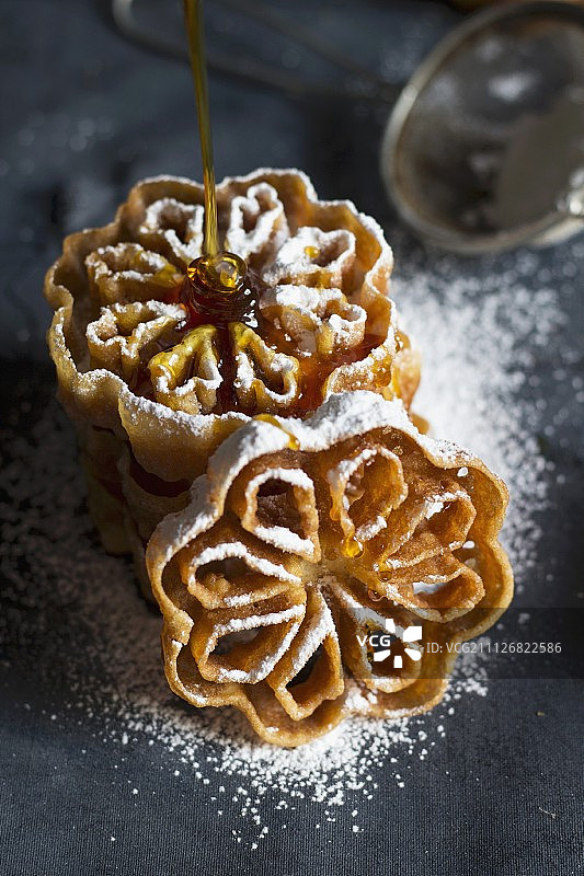 瑞典玫瑰形状的华夫饼，加蜂蜜和糖霜图片素材