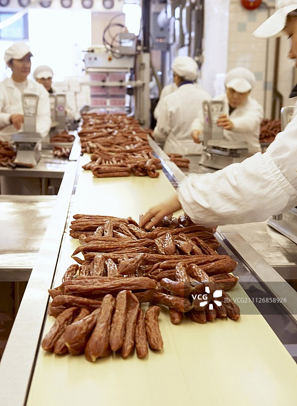 中国香肠工厂的工人们图片素材