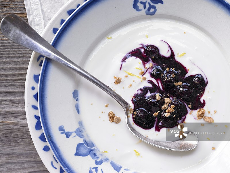 冷酸奶配蓝莓和意大利苦杏仁图片素材