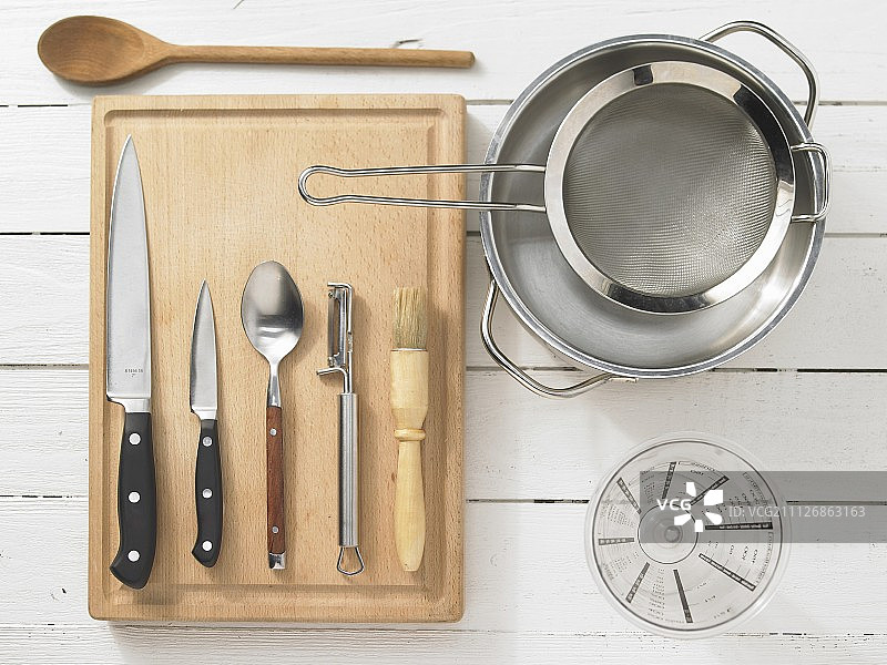 各种厨具:锅、筛、量杯、刀、匙、酥皮刷、削皮器图片素材