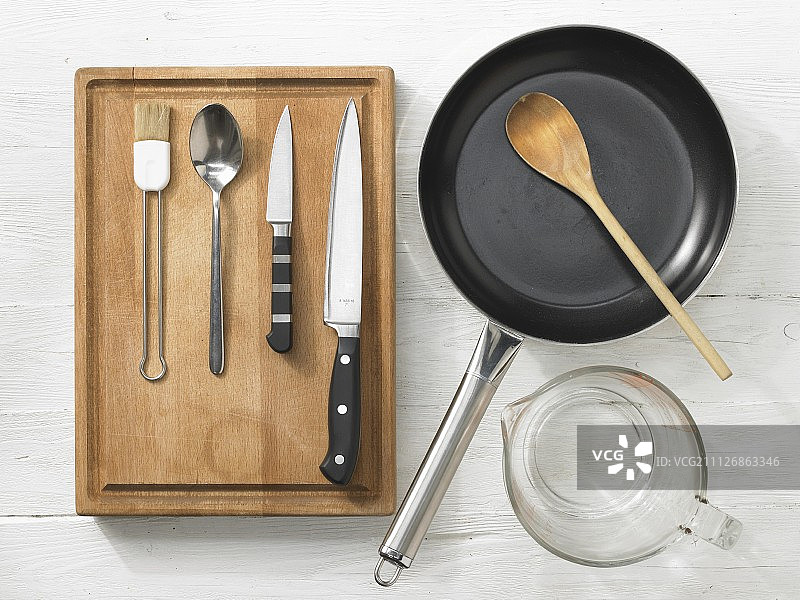 各种厨房用具:锅，量杯，糕点刷，勺子，刀图片素材