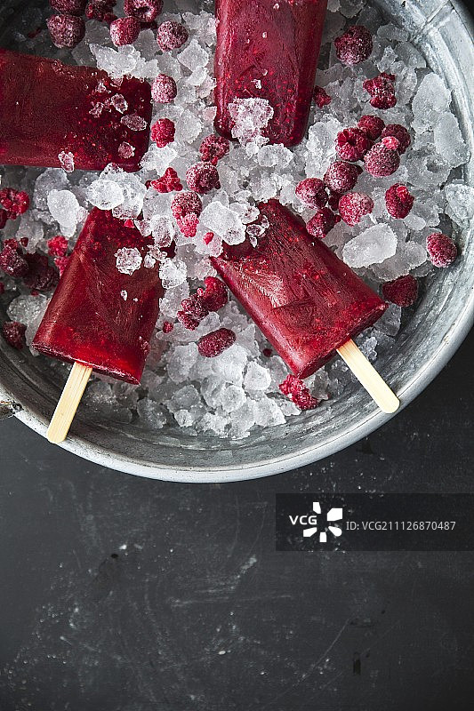 树莓冰棍放在冰桶里图片素材