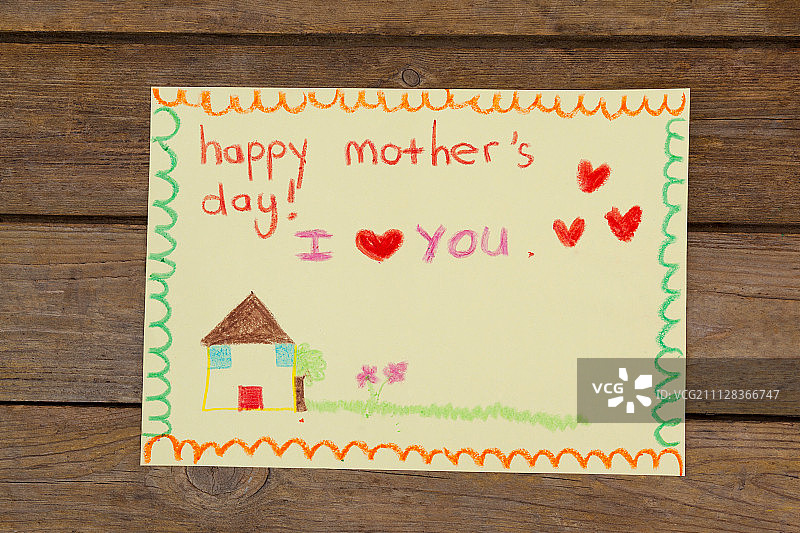 在木制背景上手绘快乐母亲节贺卡图片素材