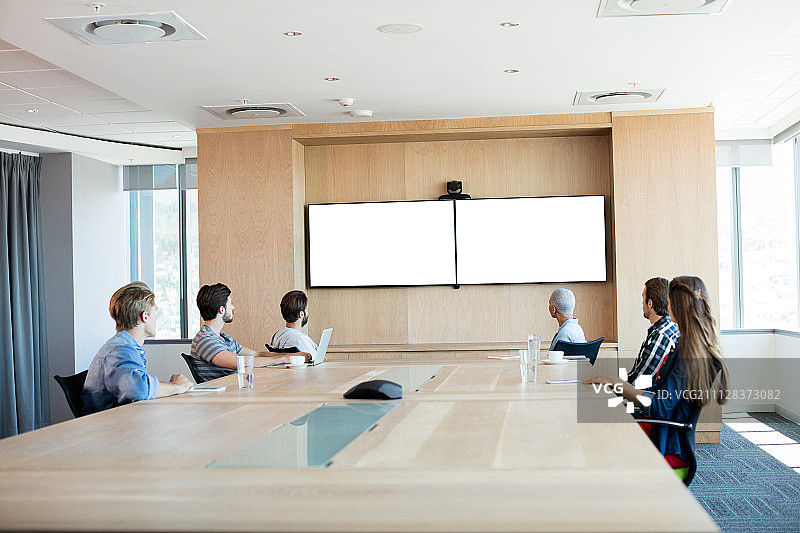 创意业务团队在办公室会议室参加视频电话图片素材