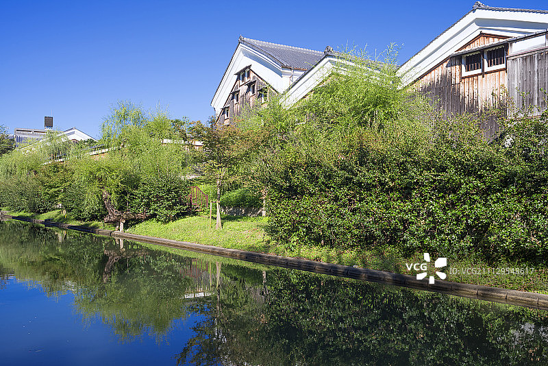 堀川运河与Gekkeikan Okura清酒博物馆(日本清酒酿造馆)，一家著名的清酒公司于1982年开业，与一家建于1909年的老清酒酿造厂，位于日本京都府见图片素材