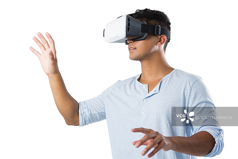 在白色背景下使用虚拟现实头盔的人图片素材