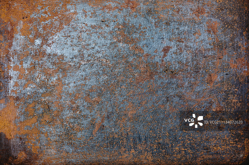 钢质人行道的脚垫喷上了红色的锈。图片素材