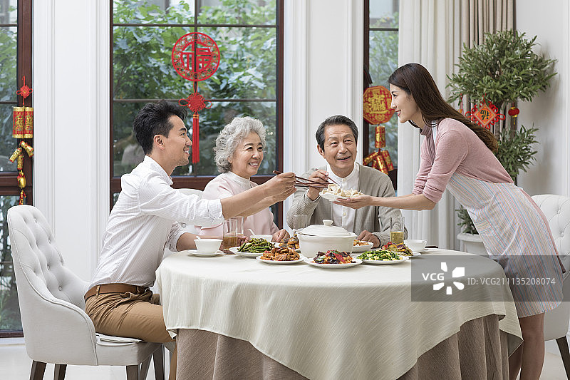 幸福家庭吃新年团圆饭图片素材