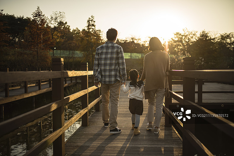 秋天一家人在公园散步的照片图片素材