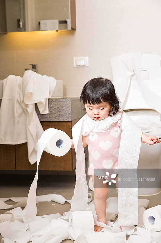 小女孩在浴室玩厕纸图片素材