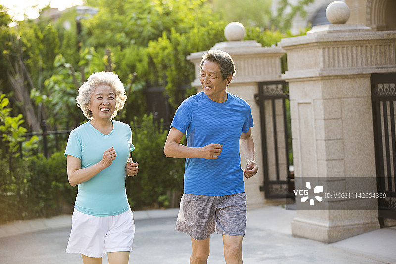 老年夫妇户外跑步健身图片素材