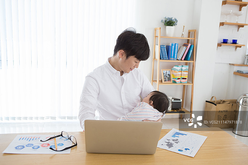 韩国人，父亲，女儿，孩子照顾，孩子照顾(父亲)，家庭工作(商业)，婴儿(人类年龄)，拥抱(抱)图片素材
