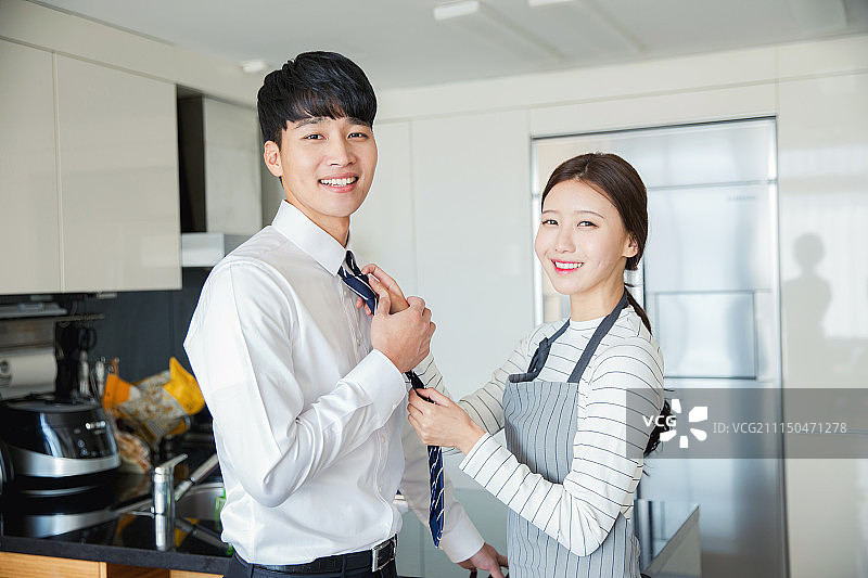 韩国人，情侣，早上，通勤(旅行)，微笑，满意，刚结婚，短期妻子，领带图片素材