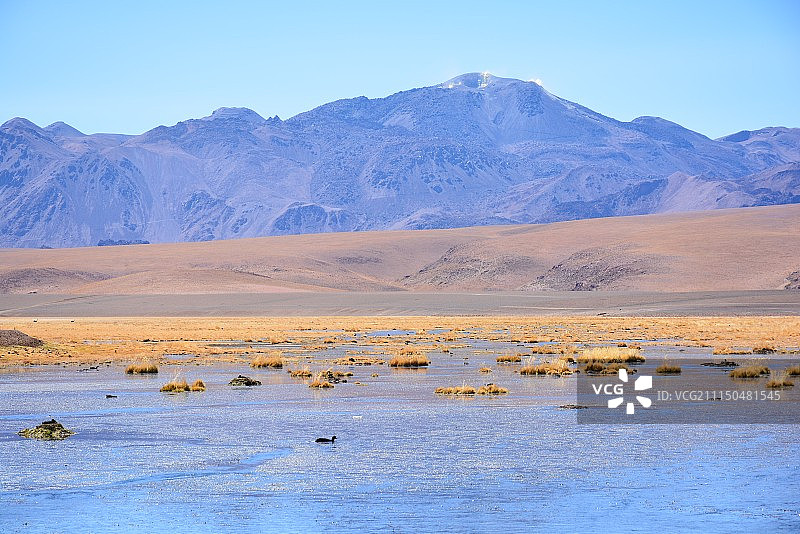 沙漠中盐碱地和山脉的景观图片素材