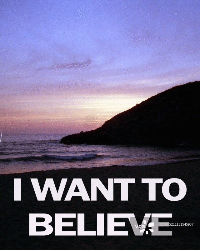 日落时分UFO沿海岸盘旋的动画，并带有“我想相信”的信息图片素材