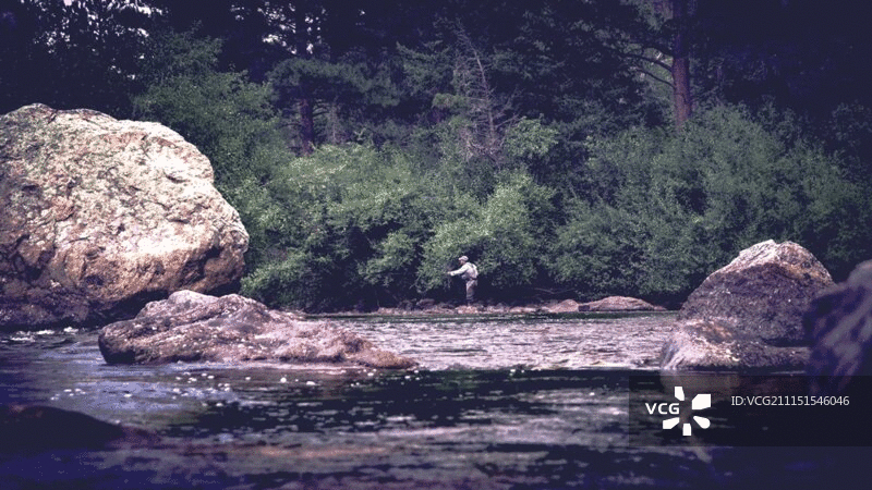 人飞钓鱼在河2图片素材