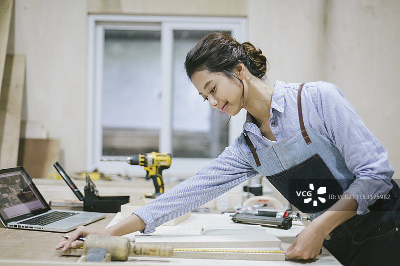 妇女在工作间用工作工具工作的照片图片素材