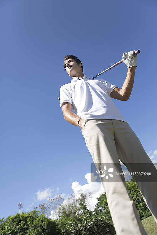 低角度的男性高尔夫球手图片素材