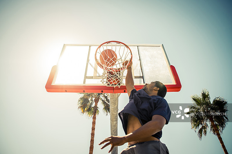 加利福尼亚球场上的篮球扣篮图片素材