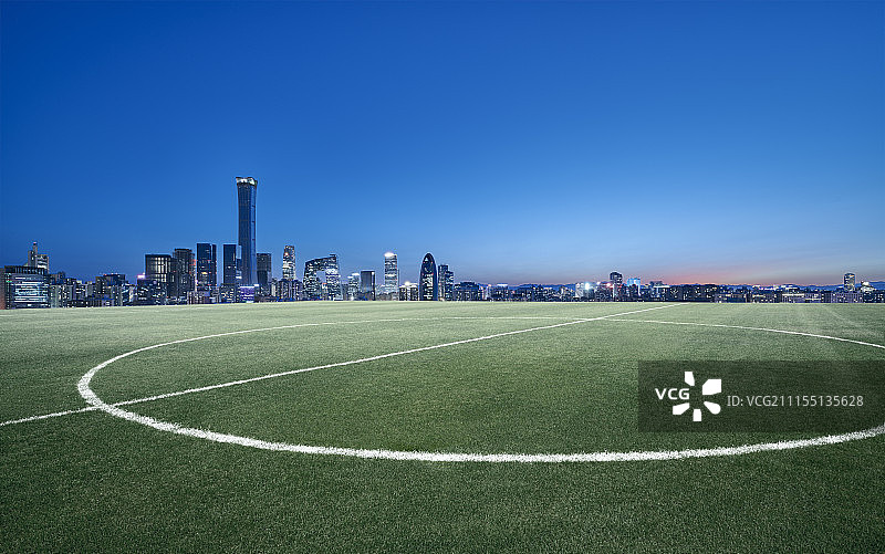 足球场和日落时分的北京CBD远景图片素材
