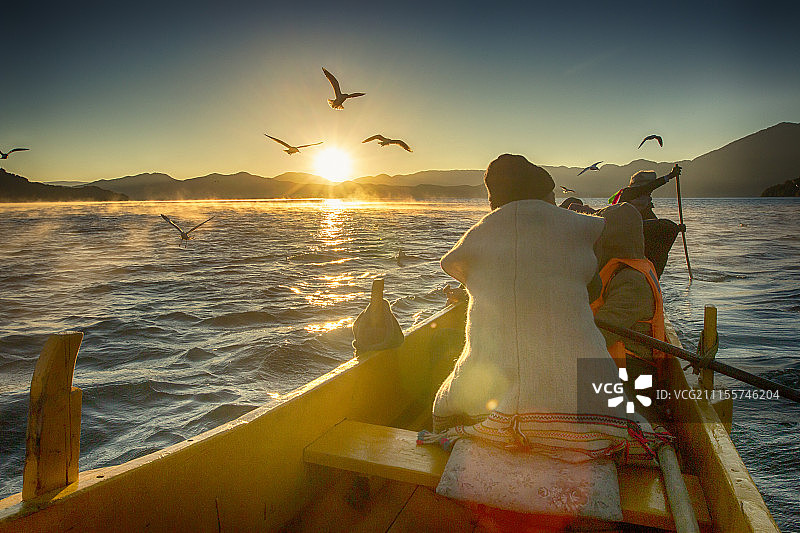 泸沽湖划船看日出图片素材
