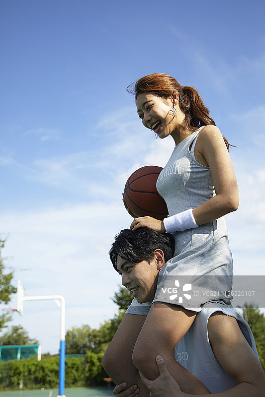 年轻男性,年轻女性,篮球,运动图片素材