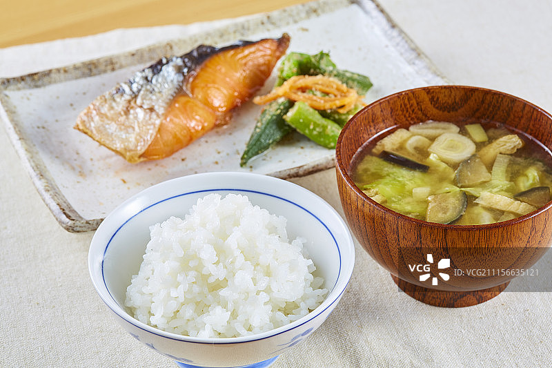 日式烤鱼饭和汤图片素材