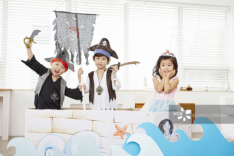 两个小男孩装扮成海盗，小女孩装扮成公主扮演海盗图片素材