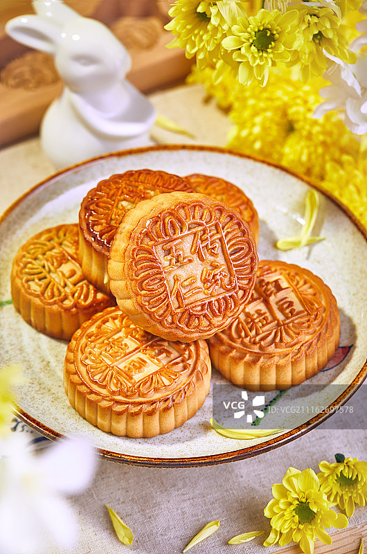 中秋节吃月饼大团圆图片素材