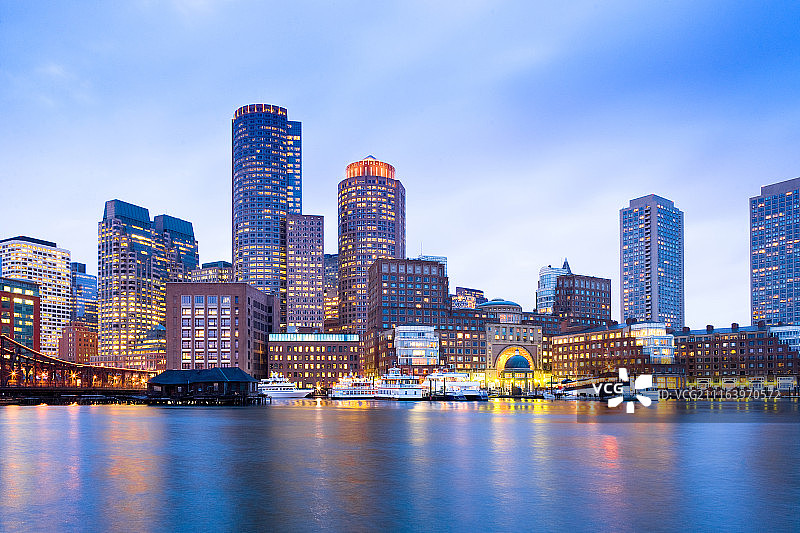 金融区天际线和海港黄昏，波士顿，马萨诸塞州，美国图片素材