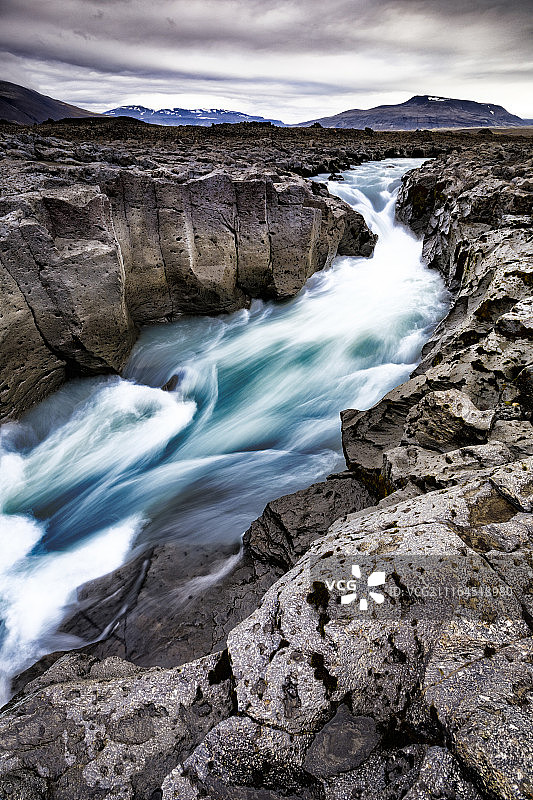 冰岛高地冰川融水流经安山岩熔岩河道的景观图片素材