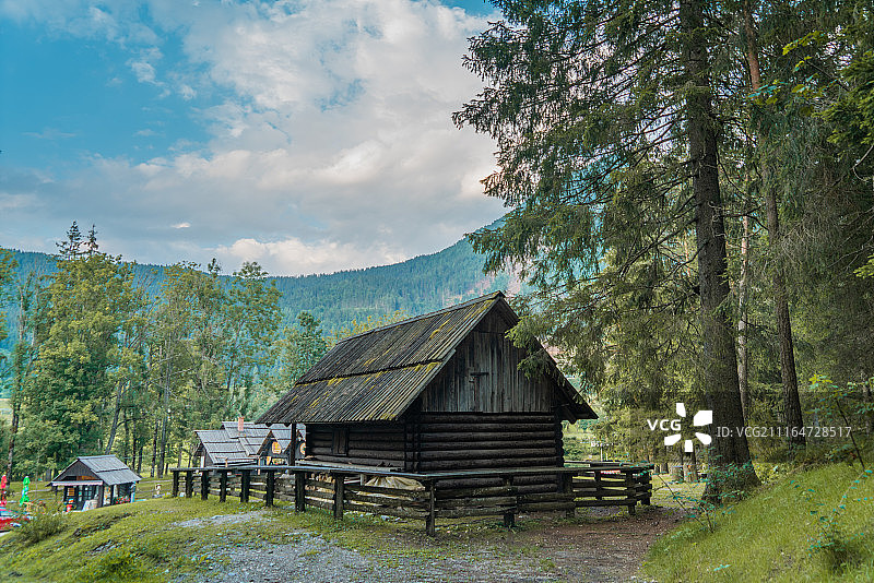斯洛文尼亚阿尔卑斯山边林间小屋图片素材
