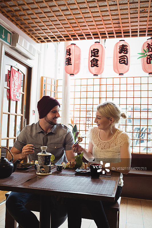 夫妻在吃寿司的时候互相交流图片素材