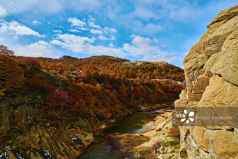 风景与秋天的树，多云的天空和雪山在国家公园洛斯…图片素材