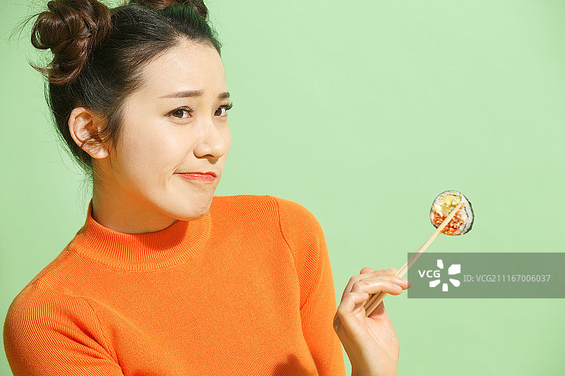 青年女人吃寿司图片素材