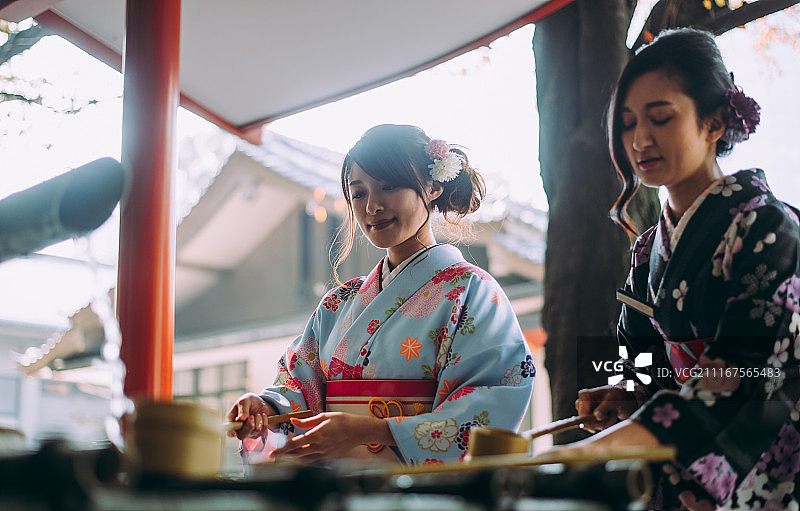 两个日本女孩穿着和服的传统服装，生活方式图片素材