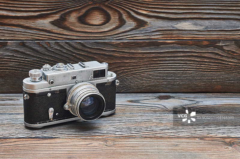 复古复古的35mm测距相机在木制背景与拷贝空间图片素材