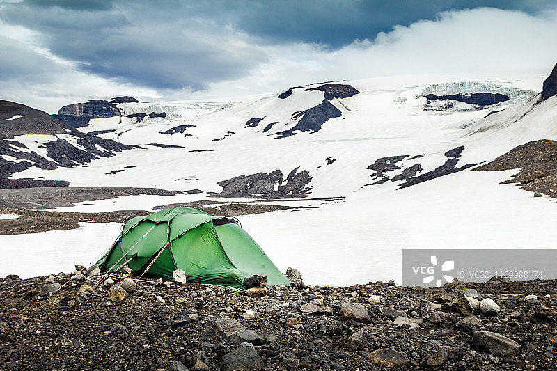野营帐篷。雪山冰川和暴风雪。冰岛图片素材
