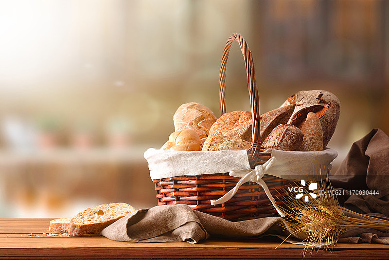 乡村厨房里柳条篮子上各式各样的面包图片素材