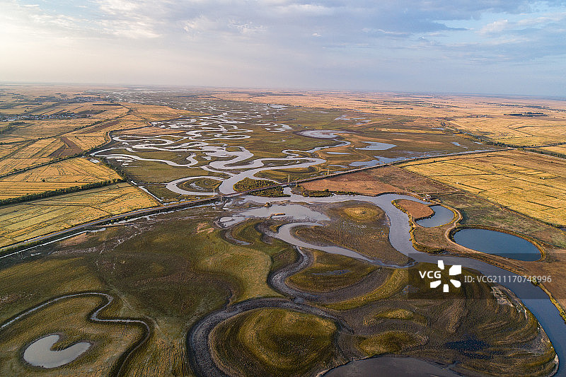 航拍松嫩平原的湿地图片素材