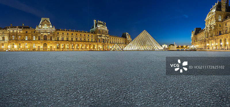法国卢浮宫建筑夜景图片素材
