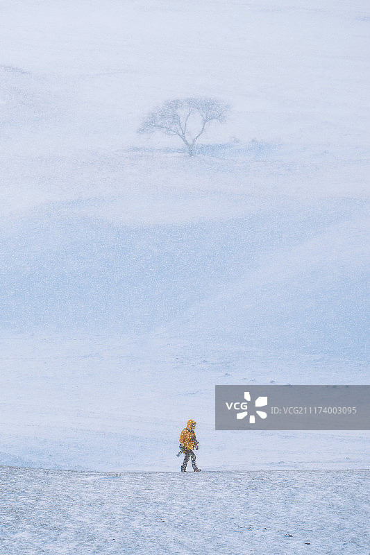 雪地上的摄影工作者图片素材